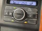 【オートエアコン】一度お好みの温度に設定すれば、車内の温度を検知し風量や温度を自動で調整。暑い&hellip;寒い&hellip;と何度もスイッチ操作をする必要はありません。快適な車内空間には必須の機能ですね♪