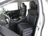 厚みがあって、座り心地のいいシート。運転席も助手席もリラックスしてゆったりと座れます♪