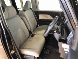 運転席の座面高さを調整できるシートリフターが付いています。フロントシートはベンチシートを採用で、座面も広く使い勝手もいいですよ♪