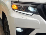 【LEDヘッドライト】悪天候や夜間走行時も良好な視界を確保し安心して運転できる高輝度LEDヘッドライトを装備!点灯速度が早く、消費電力も抑えられています。