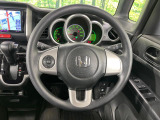 インテリアに合わせたデザインのステアリングは、運転される方のことも考え、運転しやすい形状、大きさです。是非一度、実際に触ってお確かめください。