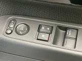 【電動格納ミラー】サイドミラーは電動格納式となっており、狭い駐車場でもキズがつくリスクを抑えられます。