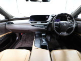 上質で落ち着いた印象のインパネ。視界も広々で運転しやすいです。
