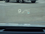 カラーヘッドアップディスプレイ付き。少ない視線移動で情報を確認できるので、運転の疲労軽減に繋がりますよ♪