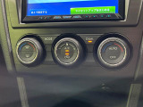 【オートエアコン】一度お好みの温度に設定すれば、車内の温度を検知し風量や温度を自動で調整。暑い&hellip;寒い&hellip;と何度もスイッチ操作をする必要はありません。快適な車内空間には必須の機能ですね♪