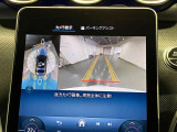 【全方位型モニター】クルマを上空から見下ろしているかのように、直感的に周囲の状況を把握できる全方位型モニター。狭い場所での駐車でも周囲が映像で確認できます。