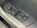 運転席ドアに集約されたパワーウィンドウスイッチで全窓をスマートに操作できます。