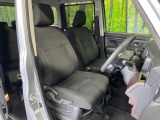 運転席まわりには十分なスペースがあり、大柄な方でもゆったり運転していただける環境です。