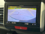 【バックカメラ】駐車時に後方がリアルタイム映像で確認できます。大型商業施設や立体駐車場での駐車時や、夜間のバック時に大活躍!運転スキルに関わらず、今や必須となった装備のひとつです!
