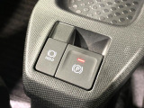 【電動パーキングブレーキ】パーキングブレーキは便利な電動式!ボタン一つで操作でき、アクセルを踏めば自動で解除されます♪レバーやペダルが無いので運転席廻りもすっきりしますね♪