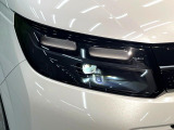 【LEDヘッドライト】悪天候や夜間走行時も良好な視界を確保し安心して運転できる高輝度LEDヘッドライトを装備!点灯速度が早く、消費電力も抑えられています。