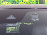 【i-ACTIVESENSE】走行中に前方の車両等を認識し、衝突しそうな時は警報とブレーキで衝突回避と被害軽減をアシスト。より安全にドライブをお楽しみいただけます。