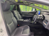 運転席まわりには十分なスペースがあり、大柄な方でもゆったり運転していただける環境です。