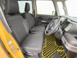 運転席まわりには十分なスペースがあり、大柄な方でもゆったり運転していただける環境です。