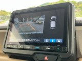 バックモニター装備。画面にて後方の確認が行えるので、バック駐車や車庫入れの際には重宝します。車の運転に慣れない方でも安心のガイドライン表示機能付。