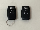電子カードキーを携帯していれば、ドアハンドルやバックドアのリクエストスイッチを押すだけでドアの施錠・解錠が出来ます♪もちろん 遠隔操作も可能です!盗難防止のイモビライザー機能装備ですよ ☆