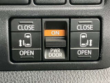 両側パワースライドドアを採用しており、運転席から簡単に開閉操作が可能です。駐車場や狭い場所でも扱いやすく、乗車時・降車時の負担を軽減します。