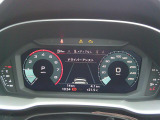 重厚感と安定感があり、同時にダイナミックさも備えるAudiの走り。機能やデザインが革新的なメーター。