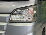 【LEDヘッドライト】悪天候や夜間走行時も良好な視界を確保し安心して運転できる高輝度LEDヘッドライトを装備!点灯速度が早く、消費電力も抑えられています。