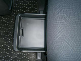 助手席シートアンダーボックス(スライド式)!運転用の替え靴や、車内に常備したいこども用品、着替えた服などを収納できます。