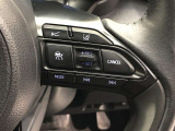 【ステアリングスイッチ】右です。ステアリングから手を離さず、運転に集中したまま手元でマルチインフォメーションディスプレイ内の表示切替などができます。