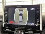 【PVM】映像を合成して、車を真上から見下ろしたような映像をナビゲーション画面に表示する機能です。運転席からでは見にくい車の周囲の状況を把握し、駐車や狭い道での走行などを安全に行えます。