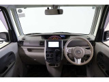 水平基調で視認性が良く、操作系がシンプルで使いやすく配置された運転席廻りです。使い勝手の良い収納があちこちに配置され便利ですよ。