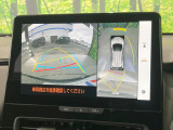【パノラミックビューモニター】専用のカメラにより、上から見下ろしたような視点で360度クルマの周囲を確認することができます☆死角部分も確認しやすく、狭い場所での切り返しや駐車もスムーズに行えます。