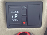 左側電動スライドドアは運転席からでも操作ができるように、ハンドル付近に開閉の操作スイッチが付いています。