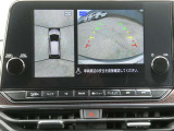 全周囲カメラで、クルマを上空から見下ろしているかのような映像を映し出します。周囲の状況がひと目でわかります!