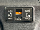 【両側パワースライドドア】スマートキーや運転席のスイッチで後席両側スライドドアの開閉が可能♪電動だから力を入れてドアを開ける必要が無く、小さなお子様でも簡単に開け閉めでき快適です♪