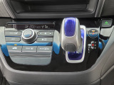 運転席より操作性の良いシフトレバーと、オートエアコンのスイッチ等の画像です。