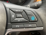 【プロパイロット】高速道路のロングドライブをアシスト。アクセル・ブレーキを制御し前方車との車間距離を保ち、ハンドル操作を制御アシストし走行車線を維持します。