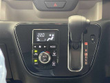 オートエアコン♪お好みの温度に設定するだけで車内を快適空間にしてくれますよ♪