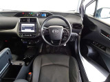 革巻き(合皮製)ステアリングで快適な操作性の運転席です。