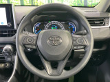 インテリアに合わせたデザインのステアリングは、運転される方のことも考え、運転しやすい形状、大きさです。是非一度、実際に触ってお確かめください。