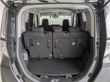 とても広々、大きな開口部の荷室スペースですね。 開口部広々だから、大きな荷物も楽々収納出来ちゃいますね。 荷物スペースは広いほうがいいですよね。