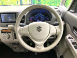 インテリアに合わせたデザインのステアリングは、運転される方のことも考え、運転しやすい形状、大きさです。是非一度、実際に触ってお確かめください。