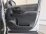 運転席ドア内張はご覧の通り。ドアポケットの収納もバッチリです