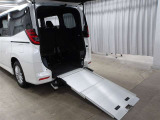 後ろからスロープを使って車イスを乗せます☆
