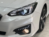 【LEDヘッドライト】悪天候や夜間走行時も良好な視界を確保し安心して運転できる高輝度LEDヘッドライトを装備!点灯速度が早く、消費電力も抑えられています。