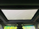 【サンルーフ】開放感たっぷりの希少装備、サンルーフが装着されています!車内に明かりを取り入れたり景色を楽しむ以外にも、車内の空気も簡単に換気できて快適です!