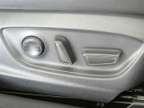 【電動シート】運転席の位置調整はスイッチ操作だけ!微調整もできますよ。
