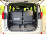 普段のお買い物や通勤、送迎等に十分な荷室スペースを確保しております。セカンドシートを倒すと、大きな荷物の積載も可能です♪