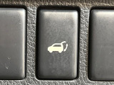 【パワーバックドア】スマートキーや運転席のボタンを押すだけでリアゲートが自動で開閉します!荷物を持っている時や、高い位置にあるバックドアを閉める際に便利な機能です♪