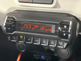 【オートエアコン】一度お好みの温度に設定すれば、車内の温度を検知し風量や温度を自動で調整。暑い&hellip;寒い&hellip;と何度もスイッチ操作をする必要はありません。快適な車内空間には必須の機能ですね♪