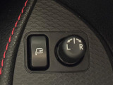 【電動格納ミラー】運転席のスイッチで、ドアミラーの開閉や角度の調整ができます。