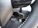 クルーズコントロール付きです。アクセル踏まなくても定速走行できます。高速道路などとても楽になる機能です。