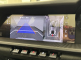 サラウンドビューモニターは、車両周囲のカメラ映像を合成し、上から見たように表示して駐車や安全確認を支援する機能です。