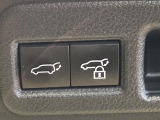 【パワーバックドア】スマートキーや運転席のボタンを押すだけでリアゲートが自動で開閉します!荷物を持っている時や、高い位置にあるバックドアを閉める際に便利な機能です♪